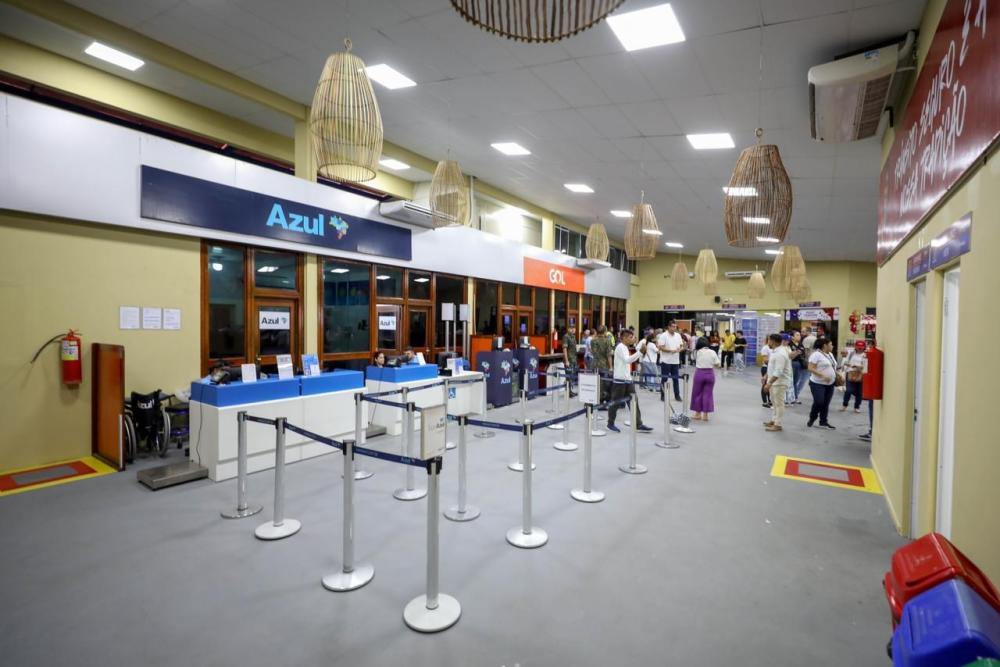 Em Parintins, Wilson Lima entrega aeroporto Júlio Belém revitalizado e 150 triciclos reformados