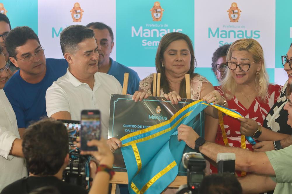 Prefeito David Almeida entrega mais uma escola totalmente reformada na zona Rural de Manaus