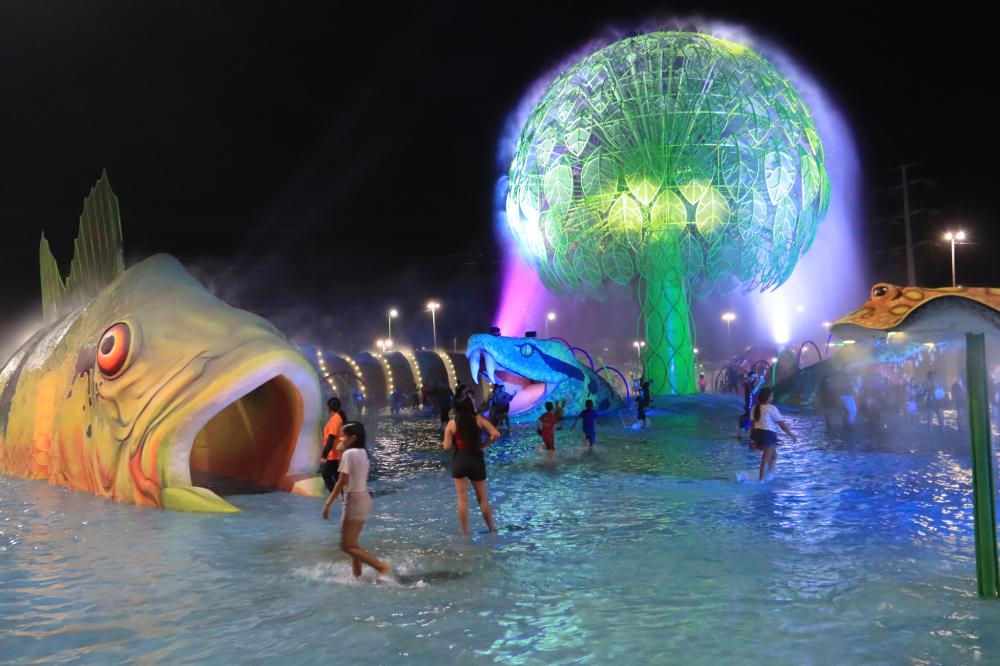 Prefeito David Almeida inaugura parque Gigantes da Floresta para promover a alegria das crianças da capital