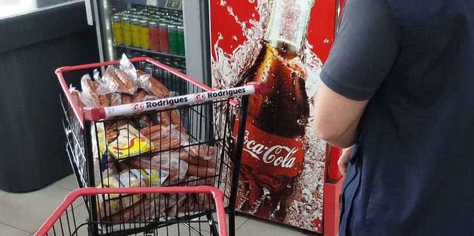 Procon-AM autua supermercado por venda de 40kg de alimentos impróprios para consumo em Manaus