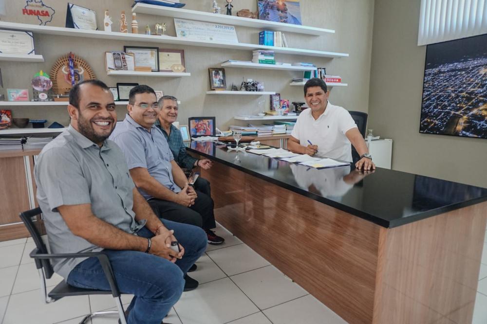 Prefeito Bi Garcia firma convênios de R$ 71 milhões com a Caixa para infraestrutura em Parintins