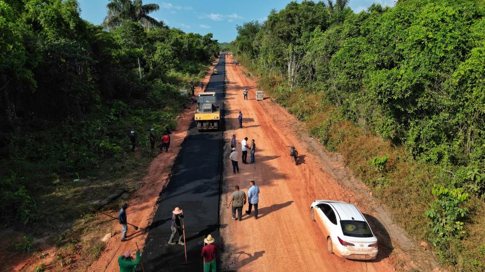 Prefeitura de Parintins asfalta Ramal do Mato Grosso, na Vila Amazônia