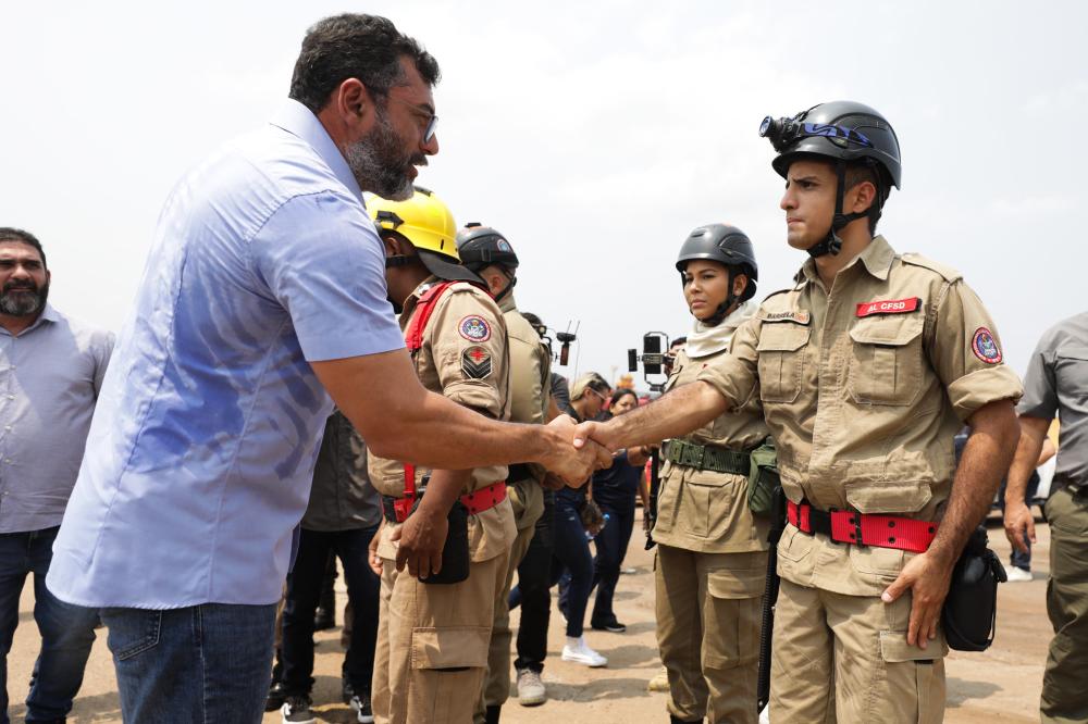 Wilson Lima reforça combate às queimadas com envio de 200 bombeiros para o interior e entrega de viaturas
