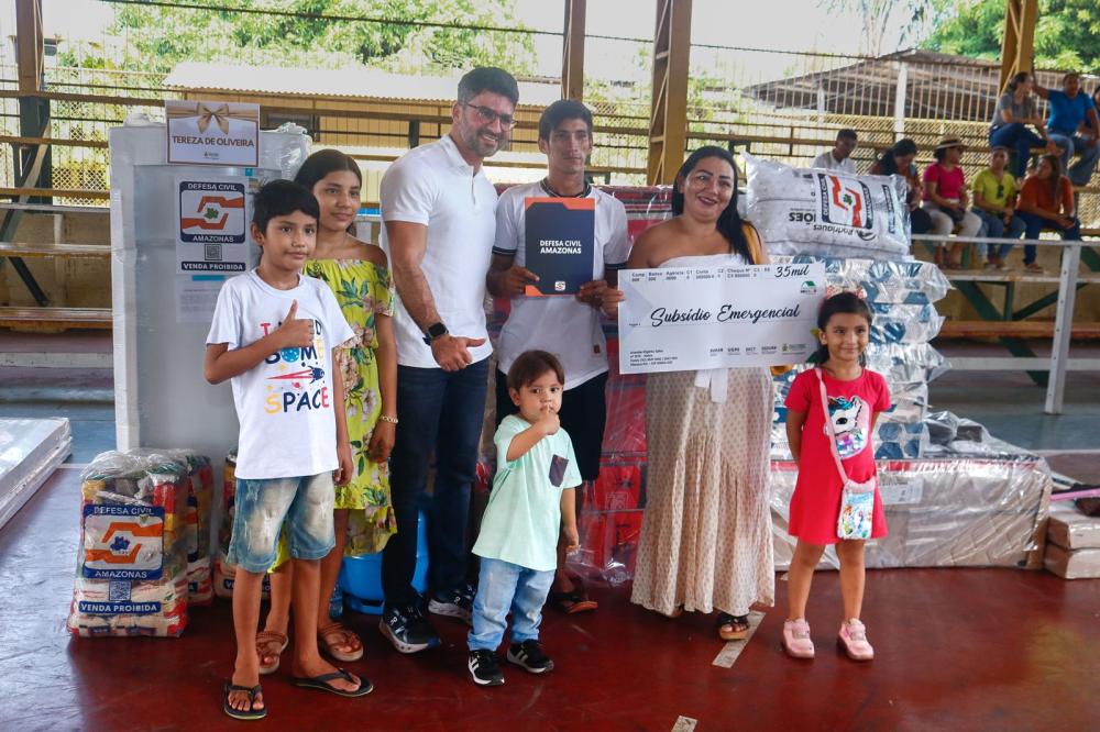 Governo do Amazonas e Prefeitura de Nhamundá realizam entregas de ajuda humanitária para vítimas de incêndio ocorrido no município