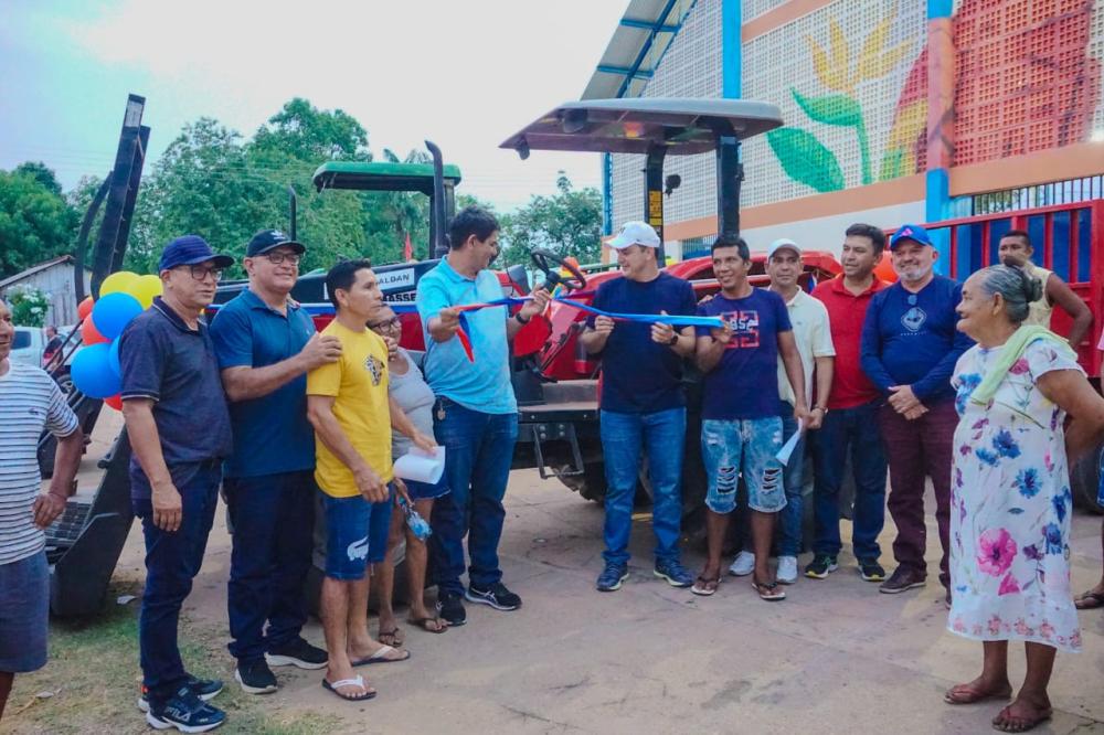 Prefeito Bi Garcia entrega duas carretas agrícolas para a região da Valéria