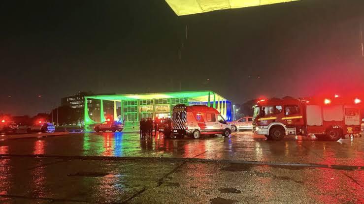 Praça dos Três Poderes, em Brasília, é isolada após explosões; um homem morreu