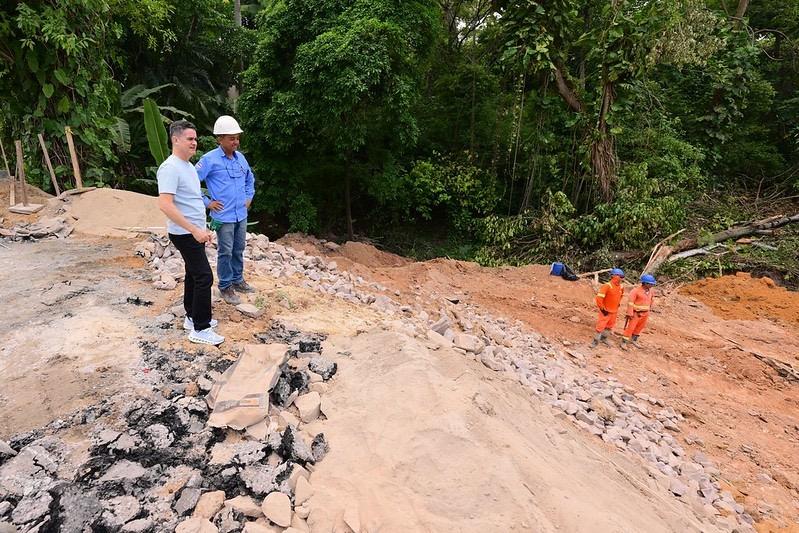 Prefeito David Almeida vistoria obra de encabeçamento da avenida Mário Ypiranga Monteiro