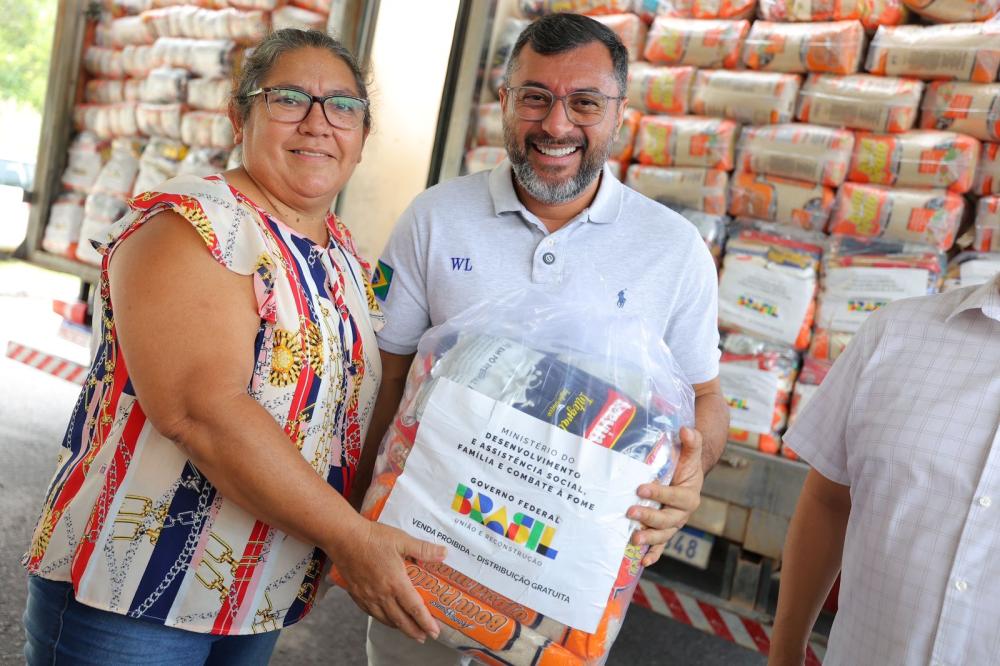 Wilson Lima entrega 200 toneladas de alimentos a pescadores afetados pela estiagem no Amazonas