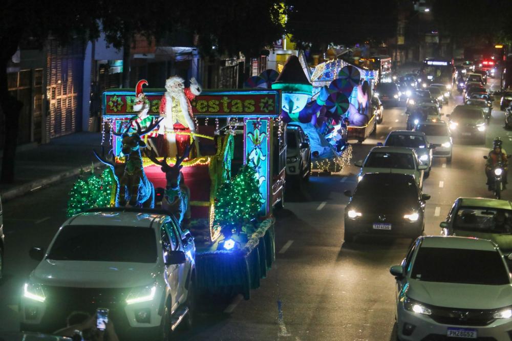Moradores da zona Sul acompanham desfile da última 'Caravana Natalina' em Manaus