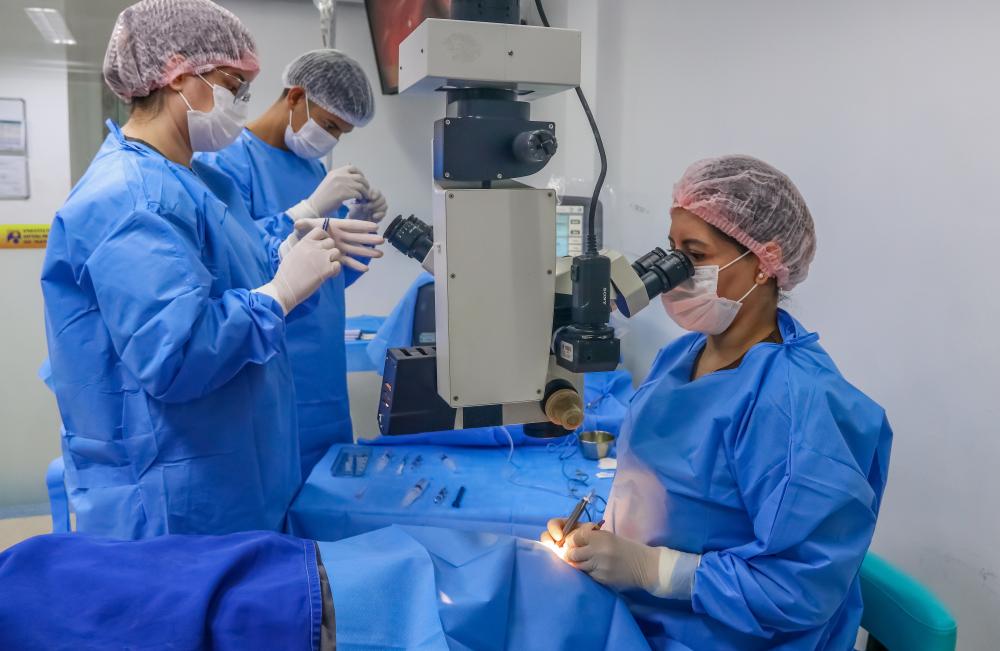 Mais de 12,8 mil pessoas receberam cirurgia de catarata na rede pública em menos de um ano no AM