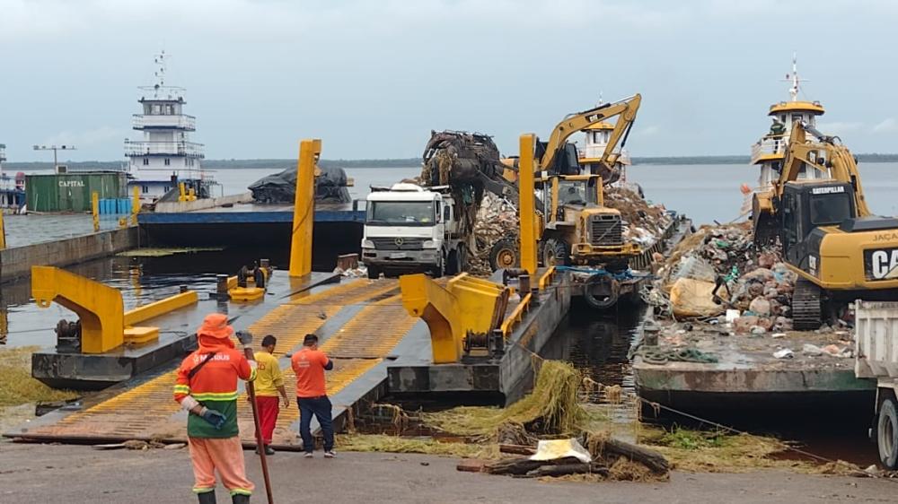Prefeitura de Manaus remove mais 348 toneladas de lixo e canaranas em operação de limpeza nos rios