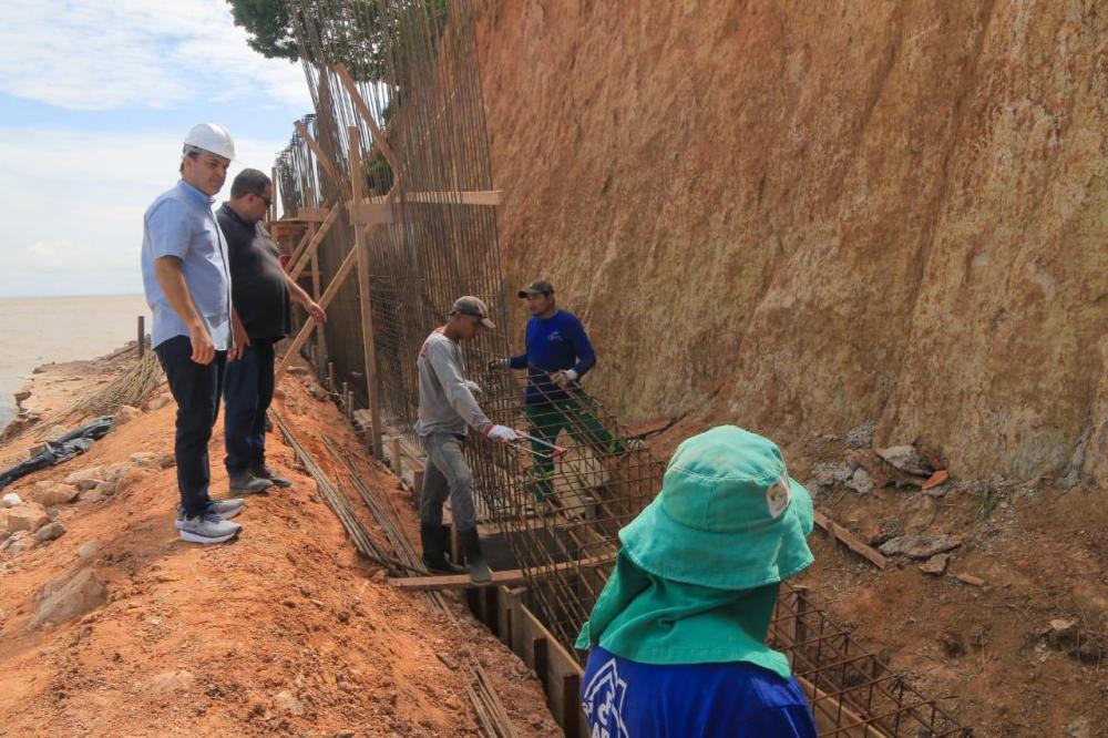 Mateus Assayag acompanha avanço das obras do muro de arrimo de Parintins