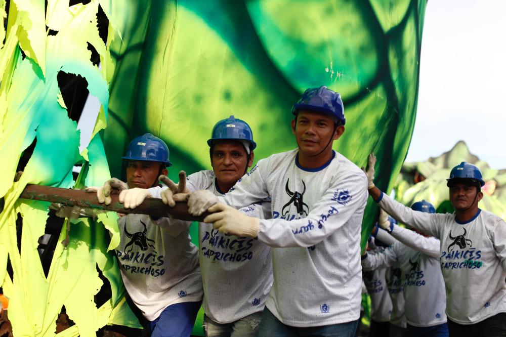 'O Festival movimenta a economia de Parintins, e a logística das alegorias faz parte desse processo' reforça Rossy Amoedo