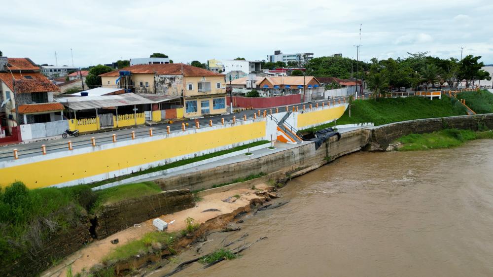 Prefeitura de Parintins age para conter desbarrancamento e proteger trecho do muro de arrimo