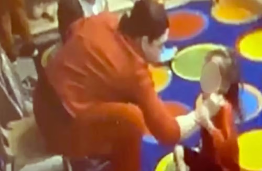 Família flagra agressões a crianças ao revisar câmeras de creche em busca de sapato perdido