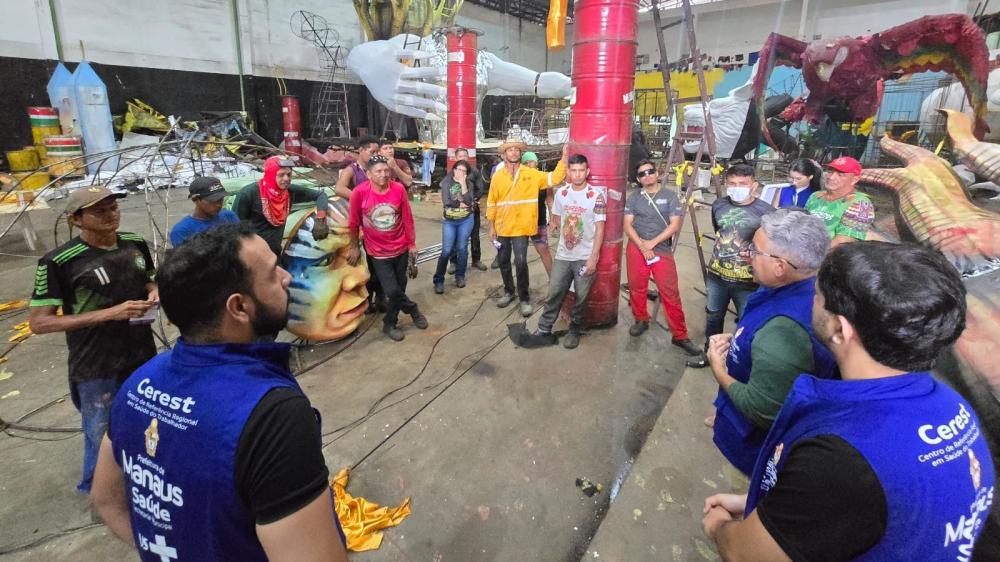 Equipes da prefeitura realizam ações educativas nos galpões de escolas de samba em Manaus