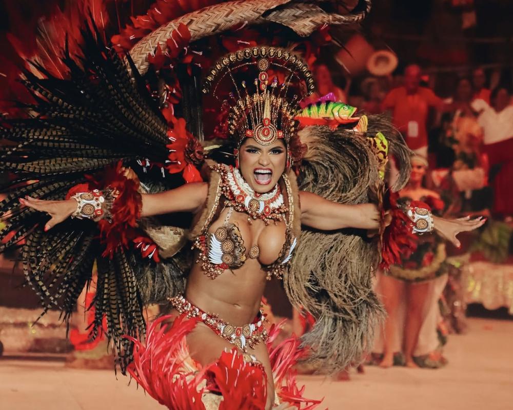 Rainha do Folclore do Garantido, Edilene Tavares entrega o cargo à diretoria do bumbá