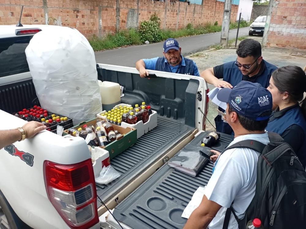 Adaf apreende 135 quilos de mel de estabelecimento clandestino em Manaus