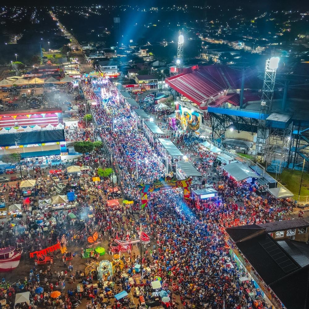 Mais de 30 mil pessoas lotam CarnaBoi em Parintins, com festa de Caprichoso e Garantido