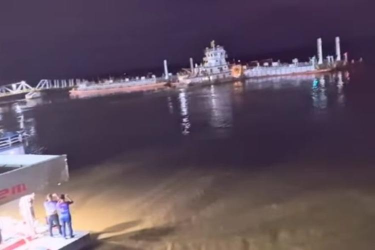 Balsas colidem e parte do porto de Humaitá (AM) afunda