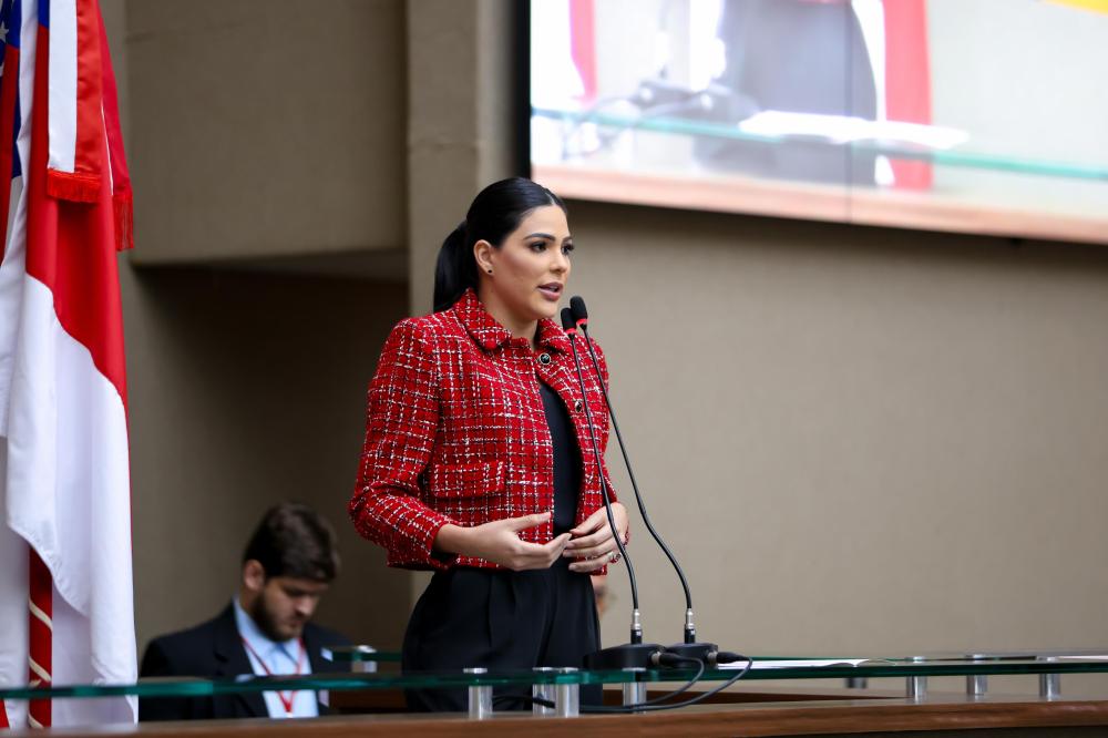 Deputada Mayra Dias denuncia falta de energia e água em prédios públicos de Parintins