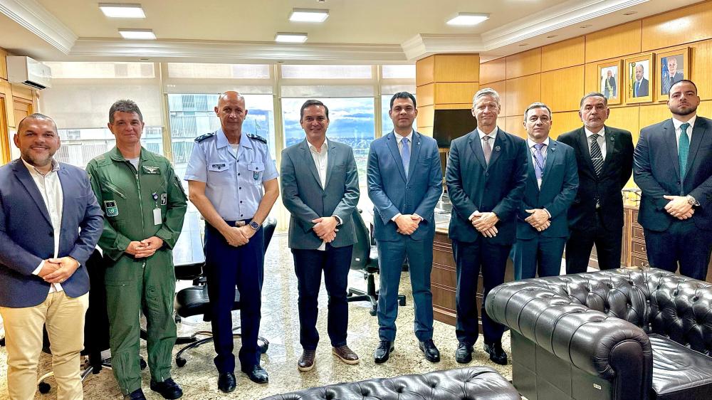 Saullo Vianna e Mateus Assayag discutem melhorias no aeroporto de Parintins com a Aeronáutica