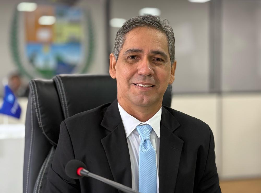 Vereador Julvan Medeiros solicita troca de luminárias na Praça do Jacaré em Parintins