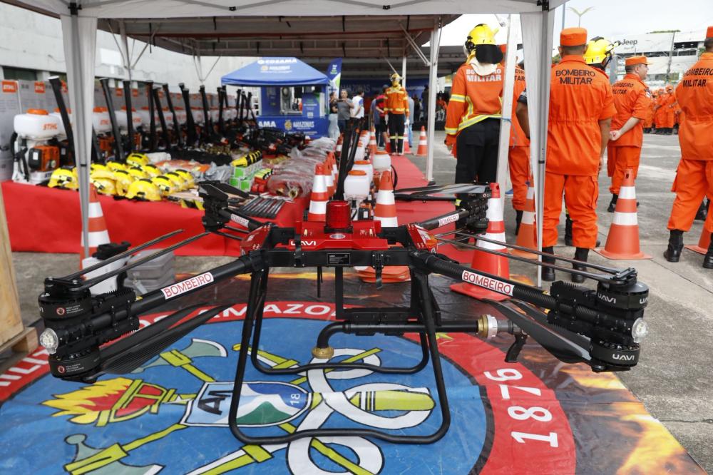 Wilson Lima entrega drones aquáticos e viaturas aos Bombeiros do interior do AM