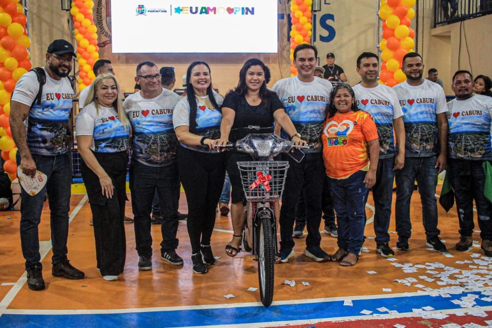 Programa do Idoso é reaberto no Caburi e mães ganham prêmios em noite de festa