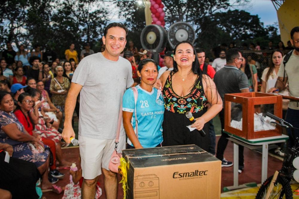Mães da Vila Amazônia recebem homenagem e show de prêmios da Prefeitura de Parintins