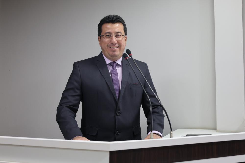 Vereador Fábio Cardoso faz indicações para o desenvolvimento social e esportivo de Parintins