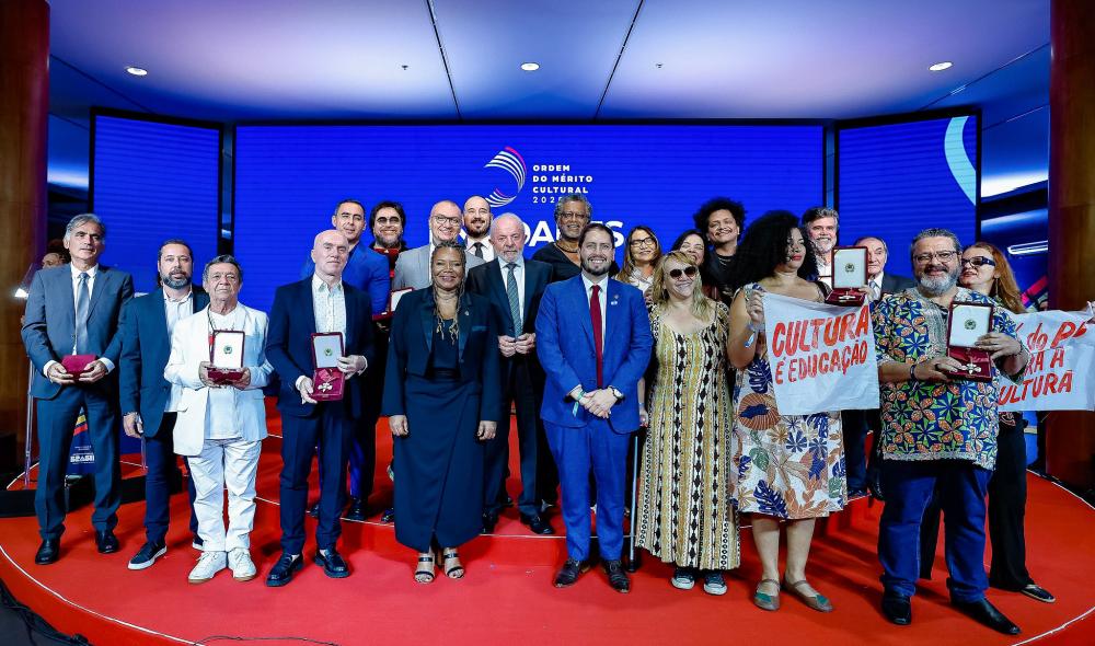Festival de Parintins e bois Caprichoso e Garantido recebem Medalha da Ordem do Mérito Cultural