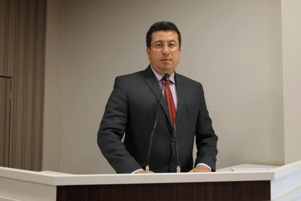 Vereador Fábio Cardoso propõe melhorias na infraestrutura, educação e qualidade de vida em Parintins