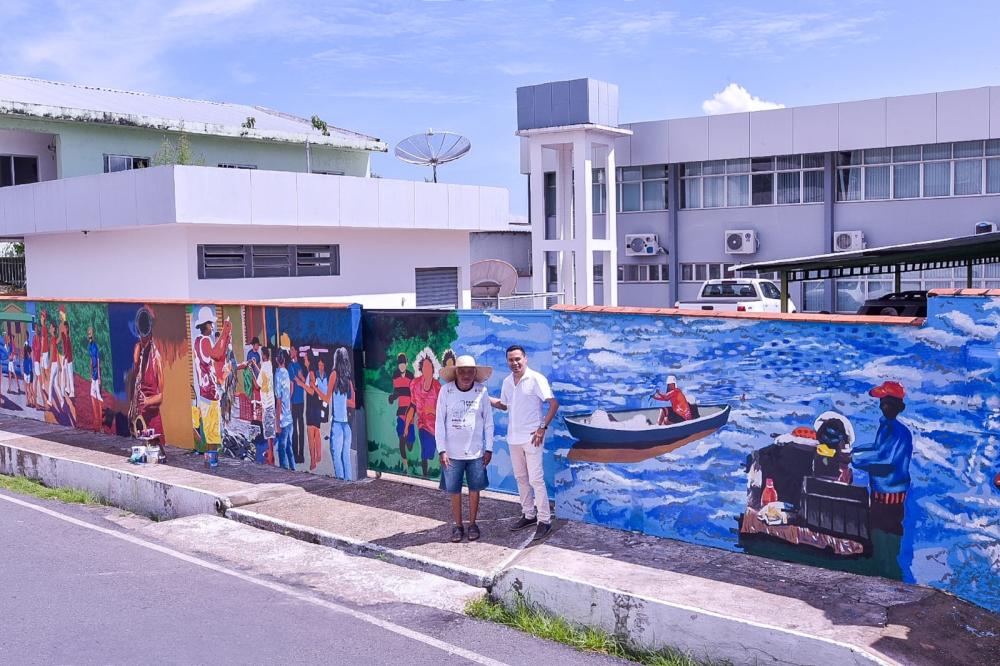 Muro da agência da Sefaz de Parintins se transforma em tela que expressa cultura popular