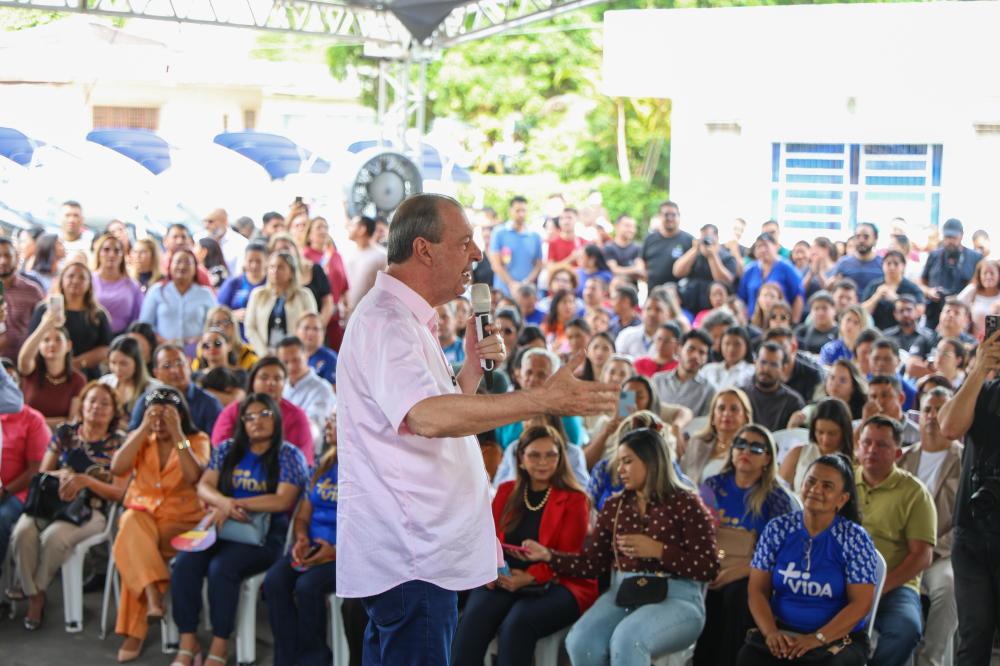 Omar reúne dezenas de prefeitos do interior em entrega de kits náuticos para a assistência social