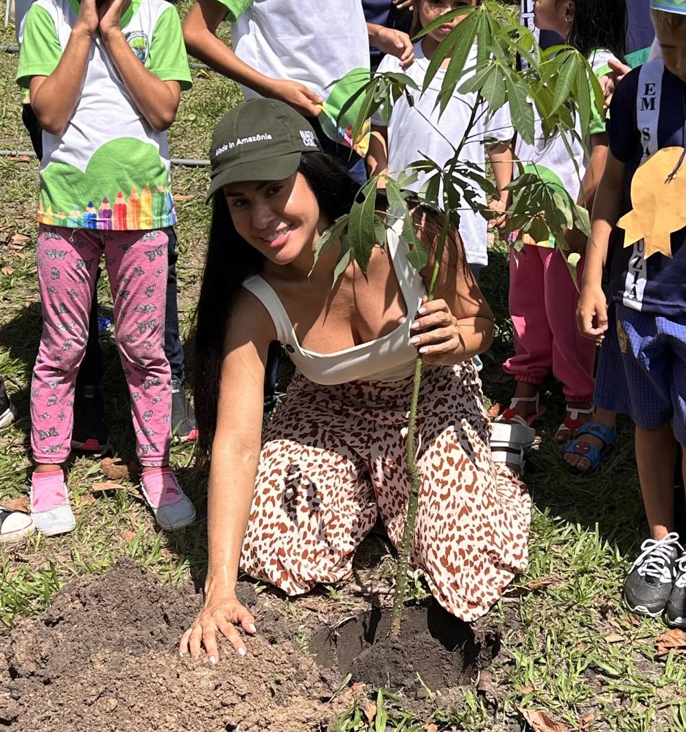 Isabelle Nogueira planta mais de 750 árvores em área desmatada na Amazônia
