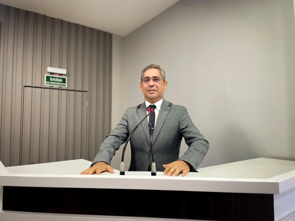 Vereador Julvan Medeiros solicita instalação de lombadas em comunidade e destaca investimento no Festival de Parintins