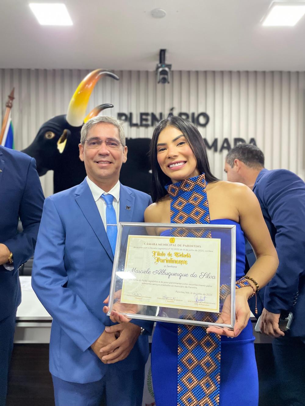 Vereador Julvan Medeiros prestigia entrega do Título de Cidadã Parintinense à cunhã-poranga Marciele Albuquerque