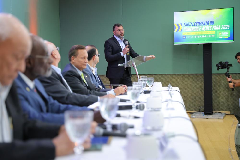 Wilson Lima destaca apoio ao comércio na estiagem e reforça R$ 1,5 bi na economia com 13º