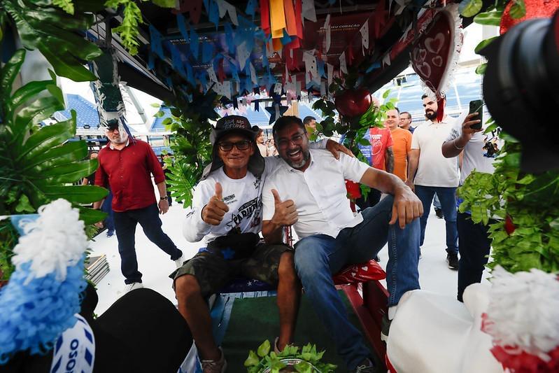 Wilson Lima entrega triciclos reformados e uniformes para reforçar transporte turístico no Festival de Parintins