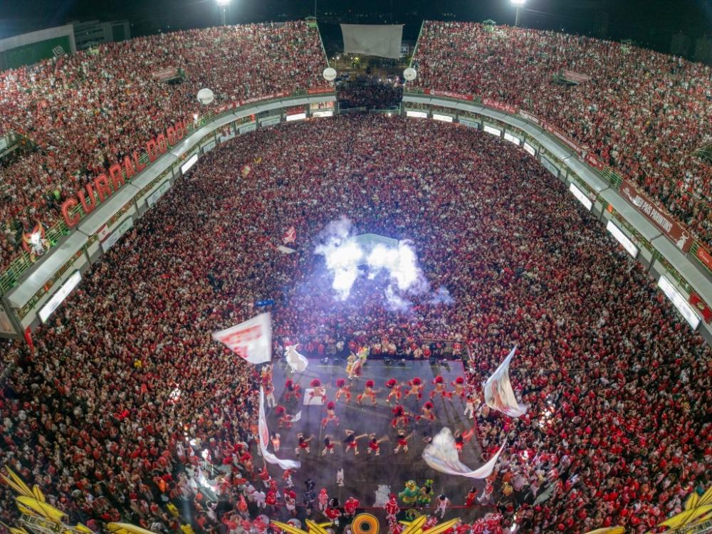 Boi Garantido comemora 33º título com o Sambódromo completamente lotado em Manaus