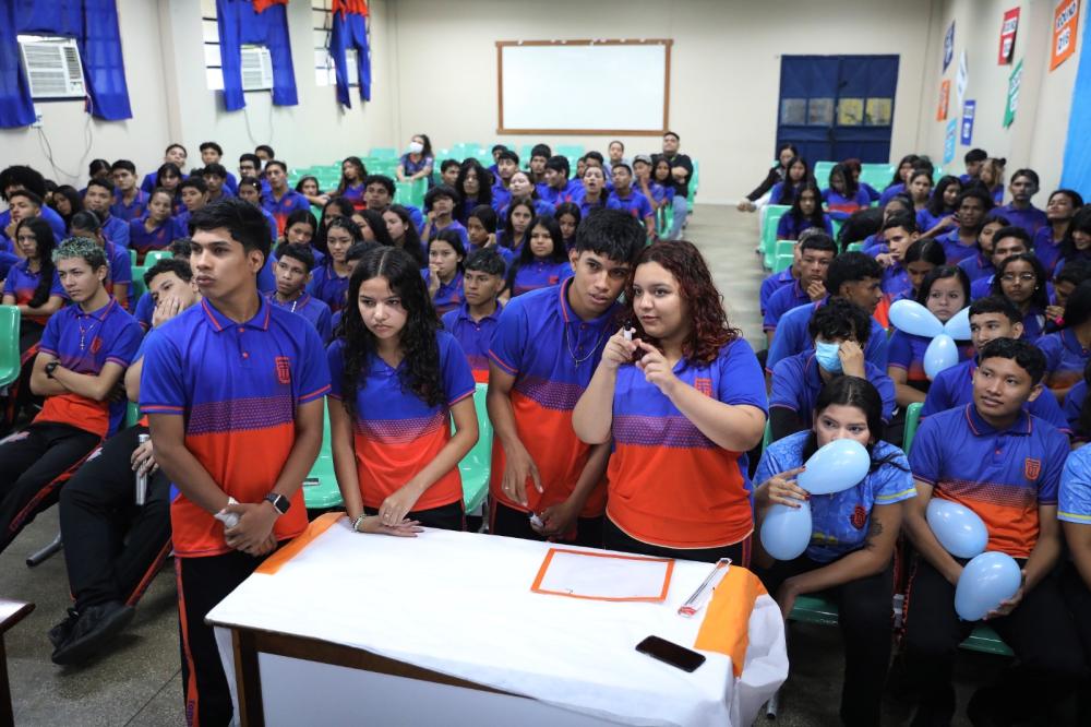 Alunos da EE Tomaszinho Meirelles, em Parintins, participam de gincana de preparação para o Saeb 2025