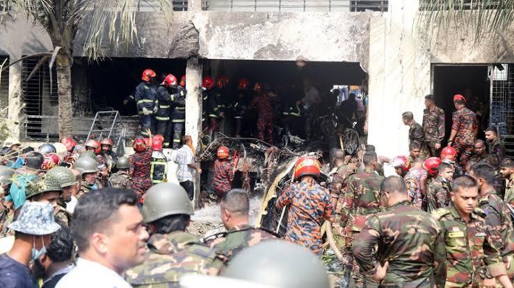 Avião militar cai em escola e mata ao menos 19 em Bangladesh