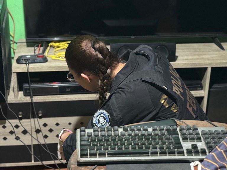 Suspeito de armazenar e compartilhar material de abuso infantil é preso pela PF em Manaus