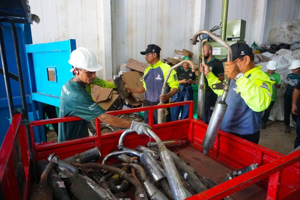 Descargas adulteradas apreendidas pela EMTT viram renda para Associação de Catadores de Recicláveis de Parintins