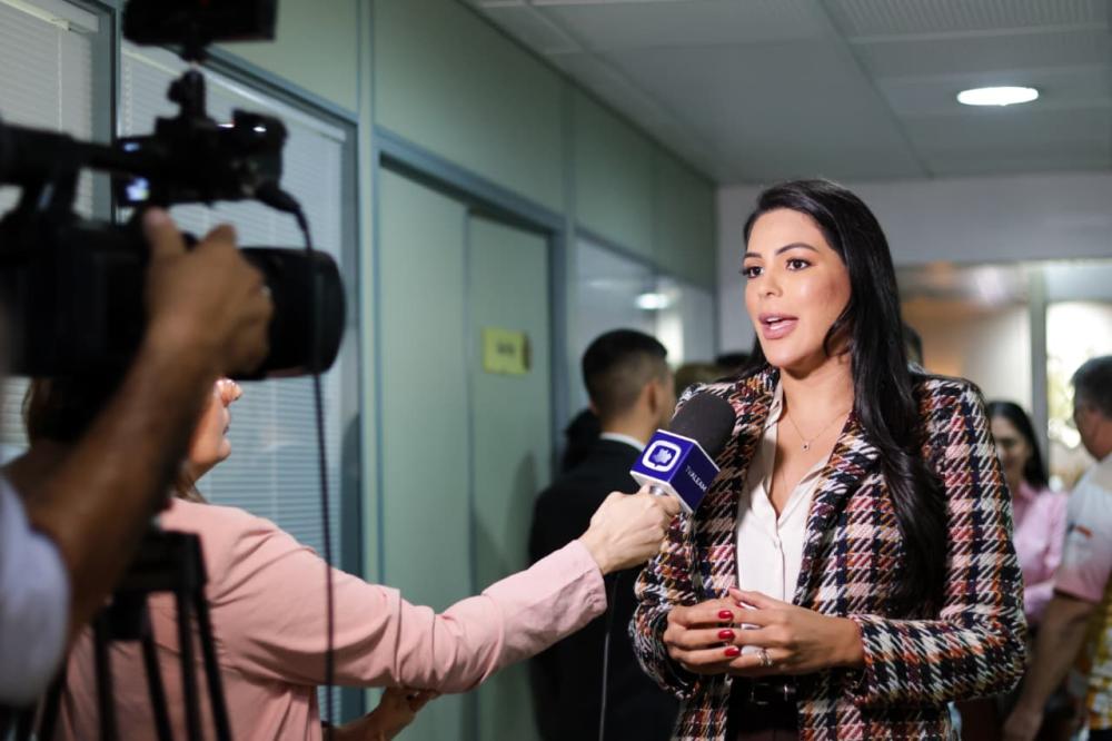 Mayra Dias cobra funcionamento 24h de delegacias da mulher e propõe ampliar estrutura no estado