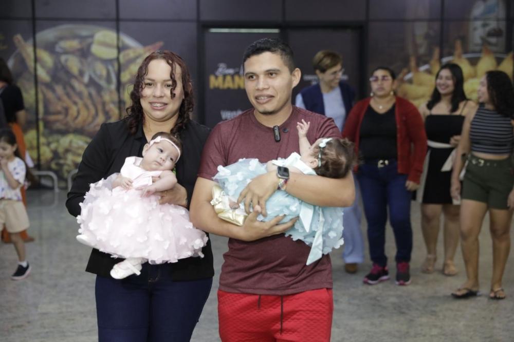 Gêmeas siamesas nascidas no AM, separadas em cirurgia em Goiás, retornam ao estado