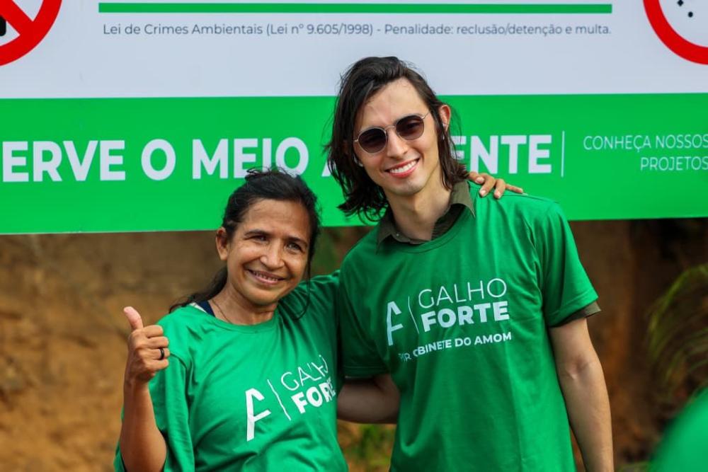 Amom Mandel desembarca em Parintins e participa de ação ambiental do Galho Forte
