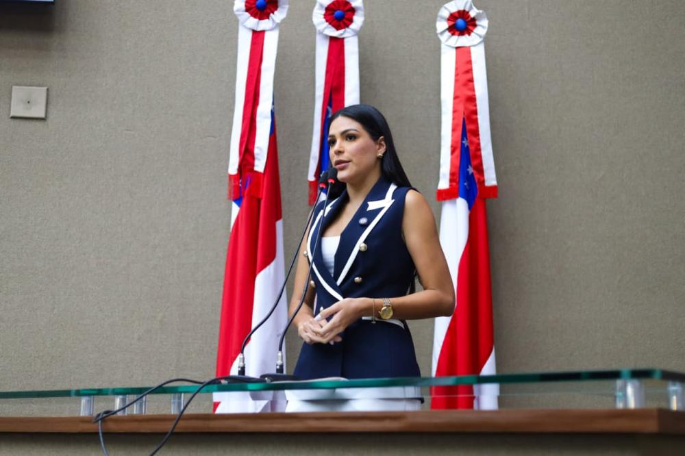 Deputada Mayra Dias cobra explicações sobre atraso na entrega do Hospital do Sangue