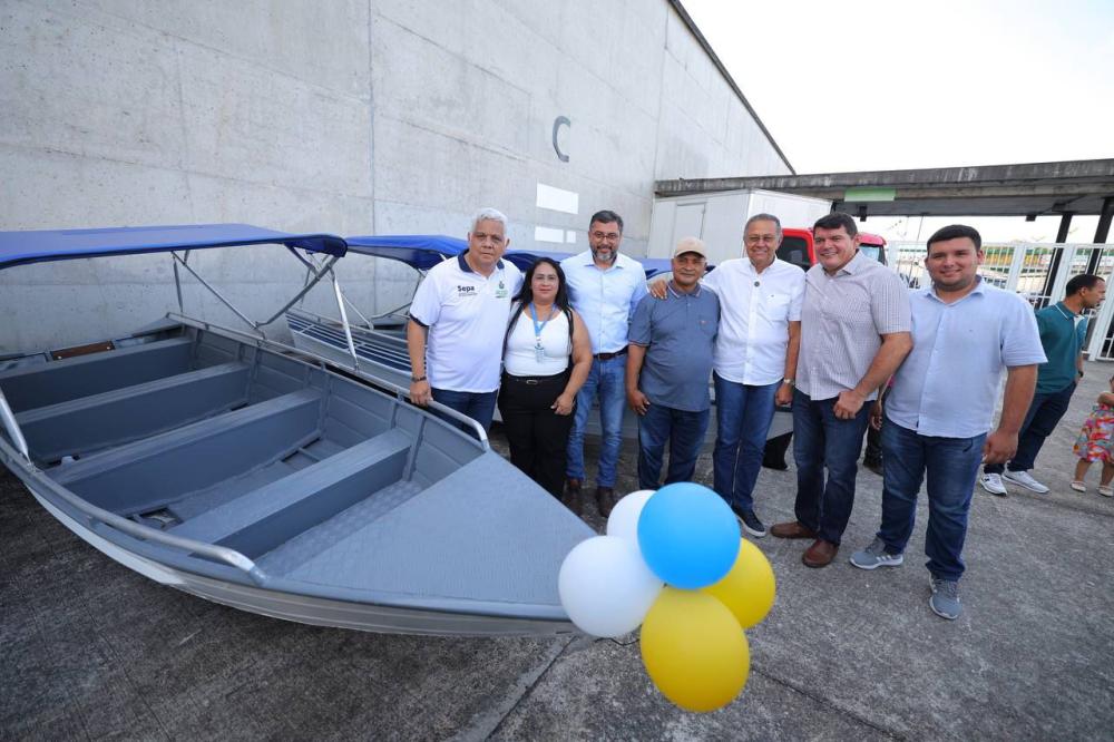 Wilson Lima entrega equipamentos que vão beneficiar 55 mil pescadores e anuncia crédito para a categoria